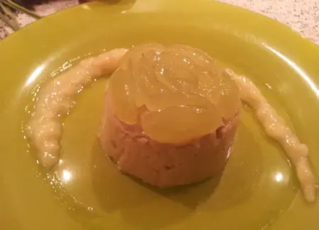 Dessert glacé à la banane et aux raisins