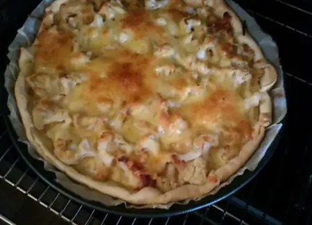 Quiche chou fleur, lardons, oignons
