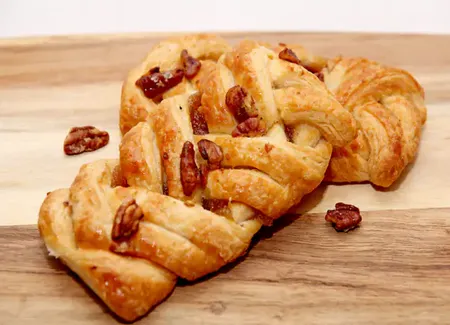 Feuilleté caramélisé aux pommes et aux noix