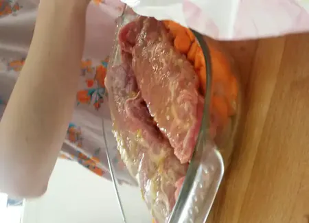 Côtes de porc au poivron rouge facile (sauce fromage ail et fines herbes)