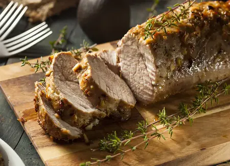Rôti de porc à l'ail et au thym, rattes au four