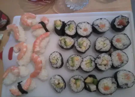 Maki (avocat, saumon, crevette ou surimi)