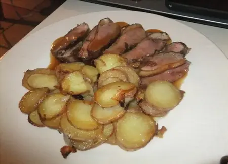 Magret de canard au miel, pomme de terre et oignon à l'ail