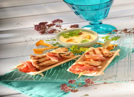 Brochettes de dinde et poêlée de girolles à la crème