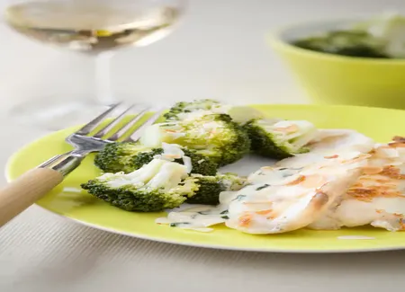 Filets de soles au basilic et brocolis sautés aux amandes