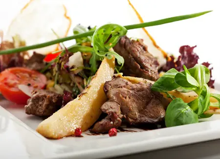 Fricassée de foies de volailles aux girolles et au rosé