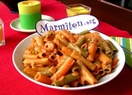 Pâtes tricolores à la crème de tomates et petits pois