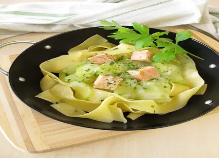Wok de concombres et saumon