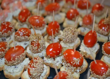 Toasts de tomates d'amour au sésame