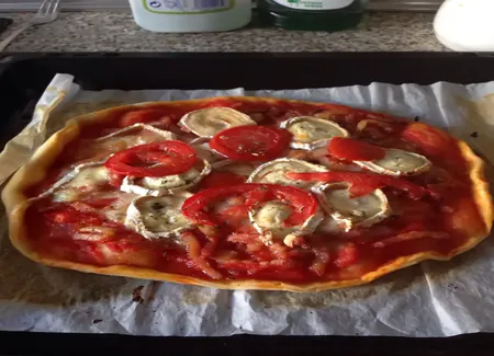 Pizza au chèvre, tomates et lardons