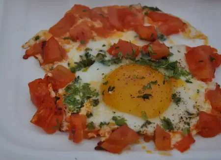 Oeufs au plat sur lit de tomates