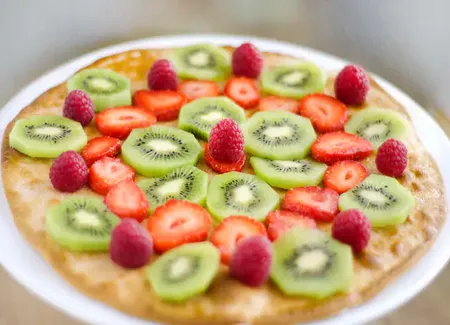 Pizza sucrée kiwi fraises framboises