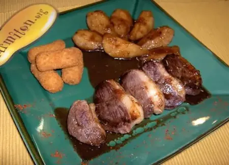Délice pimenté de magret chocolaté aux poires caramélisées