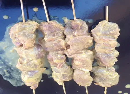 Sot-l’y-laisse de dinde en brochettes marinées au curry, lime et coco