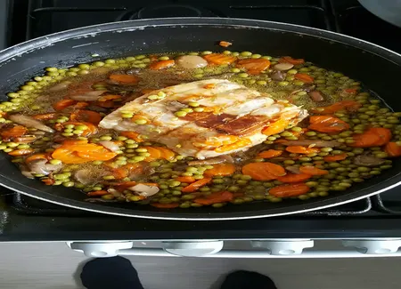 Rôti de porc aux petits pois et carottes