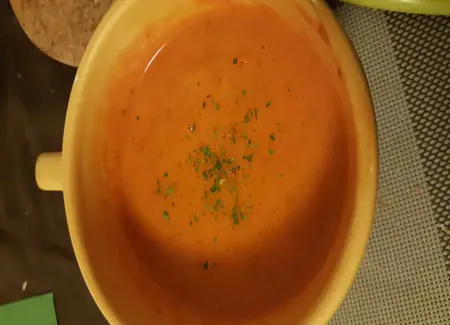 Soupe au poivron, aux oignons et à la courgette