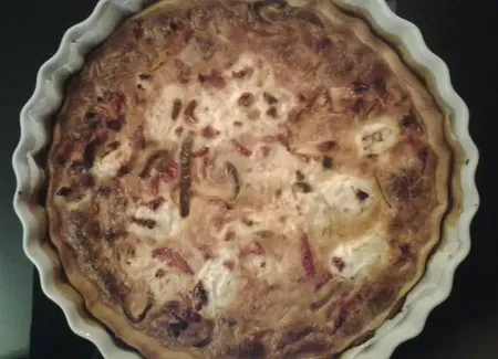 Quiche aux poivrons, lardons et fromage de chèvre frais.