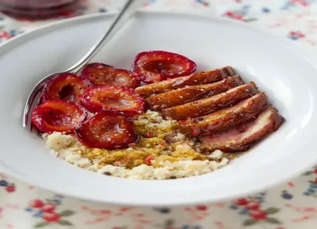 Magret de canard aux prunes rouges