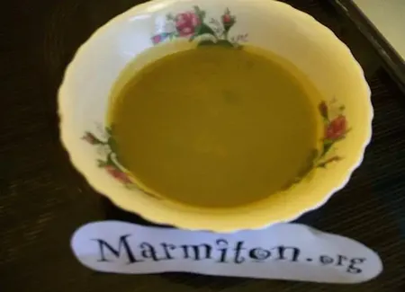 Potage aux fanes de carottes et courgettes