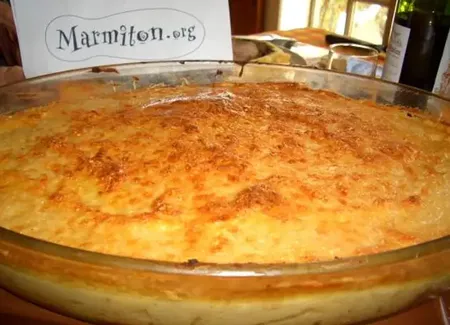 Purée gratinée aux oignons et saucisses grillées