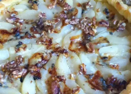 Tarte fine aux poires et roquefort, vinaigrette de banyuls