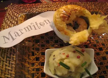 Cassolette de saint jacques, gambas et purée à la truffe