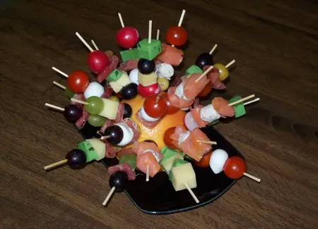 Petites brochettes colorées pour l'apéritif