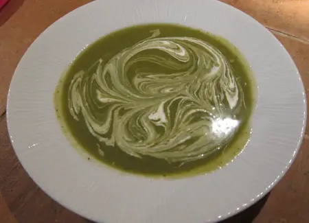 Velouté de fanes de radis et courgettes