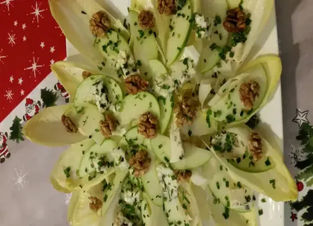 Salade d'endives, pommes, noix et roquefort