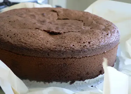 Gâteau au chocolat et au vin rouge végétalien