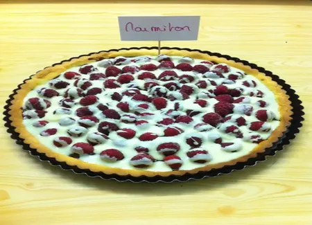 Tarte aux chocolats blanc et noir et ses framboises