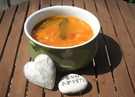 Haricots blancs frais à la tomate, au basilic et à l'ail