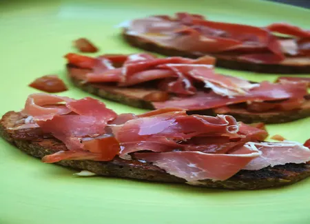 Pain frotté à la tomate et serrano