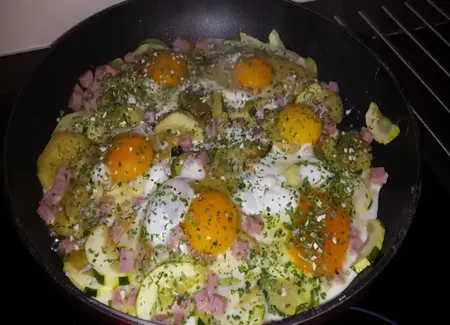 Oeufs au plat sur lit de courgettes et jambon