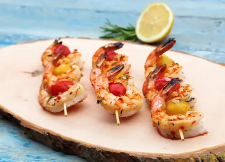 Brochettes de crevettes façon tata à la plancha