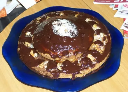 Gâteau au nappage de chocolat et de caramel