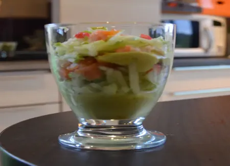 Verrine avocat, saumon fumé, crevettes et pomme verte