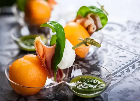 Brochettes jambon melon mozza basilic