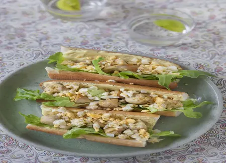 Sandwich de poulet et oeufs au curry
