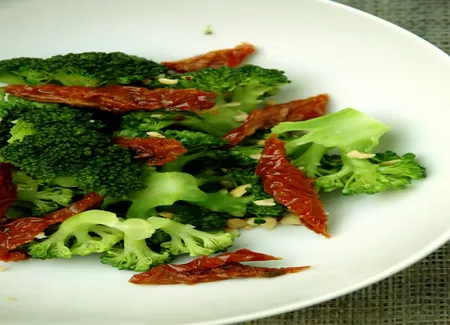 Salade de brocoli aux tomates confites
