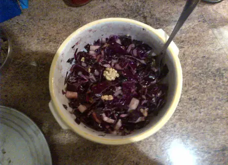 Salade de chou rouge aux lardons, emmental et noix