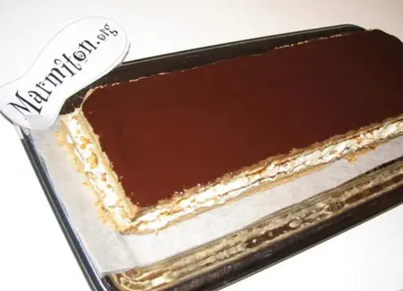Gâteau de fête aux noix et crème chantilly