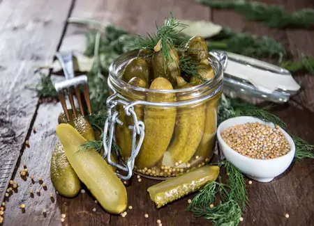 Bocaux de cornichons aigres-doux