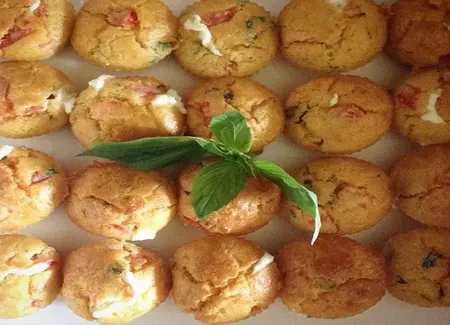 Muffins tomates/basilic/coeur chèvre des cantoches