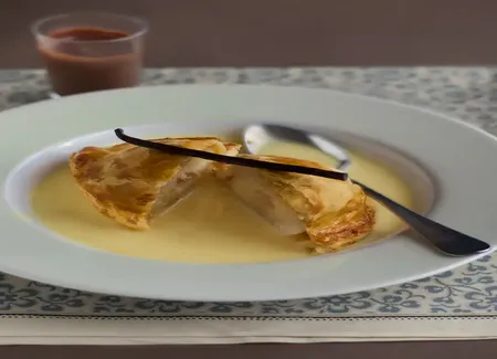 Feuilleté aux poires, cannelle et chocolat chaud