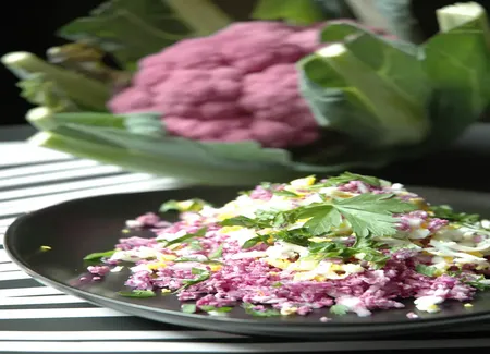 Chou-fleur râpé aux herbes et oeufs mimosa