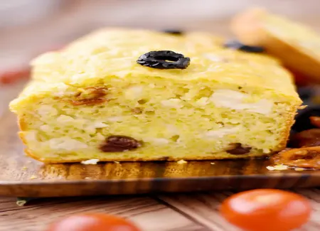 Cake aux tomates séchées, feta et olives vertes
