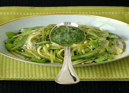 Divins spaghetti aux asperges, fèves et pois gourmands