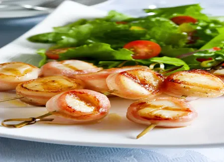Brochettes de saint-jacques panées au lard