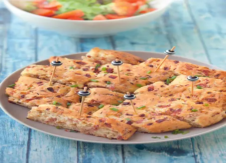 Fougasses moelleuses aux cacahuètes, lardons, jambon, oignons